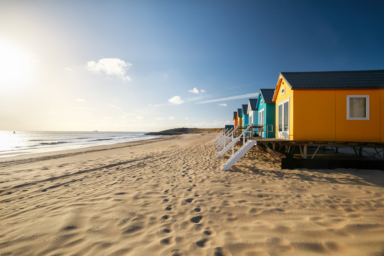 En strand med semesterhus