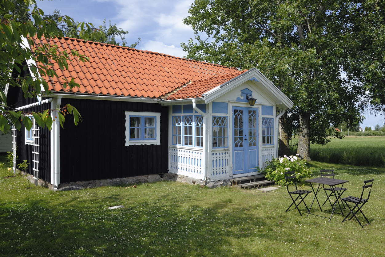 Ett sommarhus med trädgård