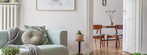 Skandinaviskt vardagsrum i ljusa färger