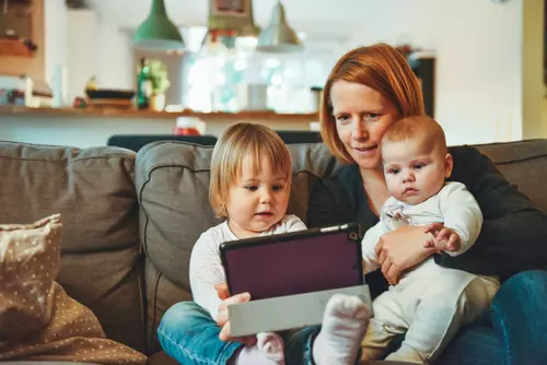 Familj sitter framför Ipad