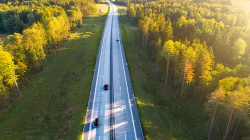 En väg i Sverige en höstdag